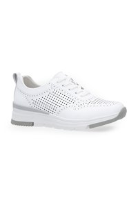 Weißer Sneaker mit Netzelementen, grauen Akzenten und einer Gummisohle. Schnürdesign mit Perforationen für Atmungsaktivität. Niedrig geschnitten.