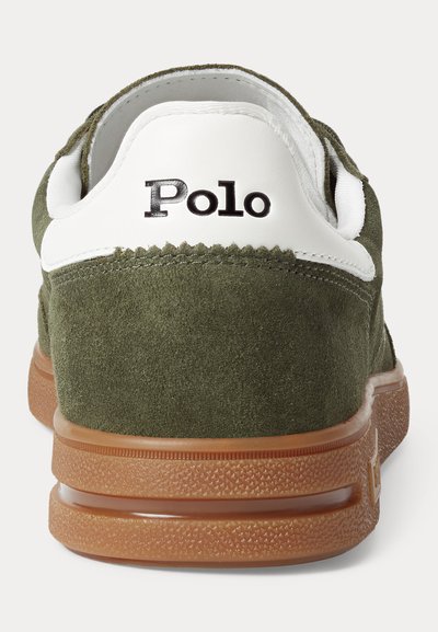 Zielony zamszowy sneaker z białą skórzaną wstawką na pięcie, brązową teksturowaną podeszwą i logo „Polo” na tyle.