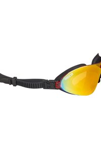 Sportzonnebril met gele spiegelende lenzen, zwart rubberen frame, verstelbare band en kleurrijke accenten op de veren voor een veilige pasvorm.