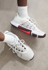 Under Armour TRIBASE REIGN 5 - Træningssko - white clay/deep red/beta