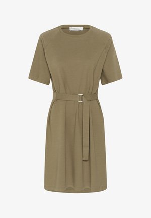 Olívazöld, övvel ellátott ruha puha anyagból, rövid ujjakkal, kerek nyakkal és laza szabással, deréknál ráncolt részlettel.