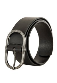 Cinturón de cuero negro con una textura suave, que presenta una hebilla de metal plateado y sutiles piedras decorativas a lo largo de la base de la hebilla.