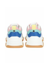 Sneakers colorate con un mix di accenti rosa, blu e verde menta, dotate di una suola bianca e una suola in gomma. Includono una linguetta posteriore.