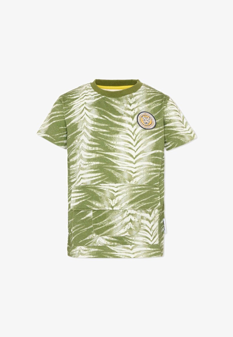 T-shirt à manches courtes rayé vert et blanc avec une poche avant et un écusson rond représentant un visage de tigre sur la poitrine.