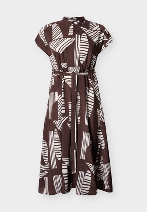 Vestito marrone e bianco con motivo a fantasia, maniche corte, collo tondo, chiusura con bottoni e cintura da annodare in vita. Presenta forme geometriche astratte.