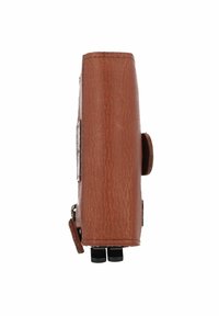 Portafoglio in pelle marrone con superficie texturizzata, forma rettangolare slim, due borchie nere nella parte inferiore e chiusura a bottone sul lato.