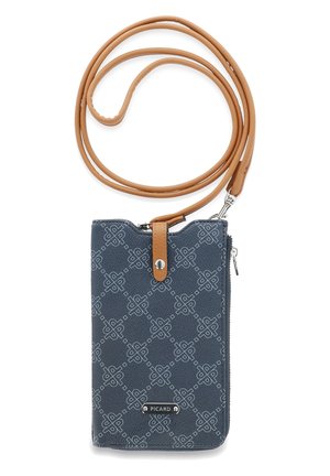 Dunkelblaue Crossbody-Handytasche mit strukturiertem Finish, geometrischem Muster, braunem Ledertrageriemen und silbernen Hardware-Details.