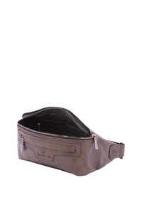 Borsetta a tracolla in pelle marrone con una texture liscia, chiusura con zip, tasca frontale e tracolla regolabile. L'interno è foderato in tessuto nero.