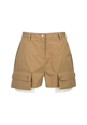 Shorts cargo kaki avec poches à rabat boutonnées sur les côtés et couches internes blanches visibles sous l'ourlet.