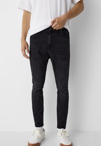PULL&BEAR BASIC CARROT - Jeans Tapered Fit - black