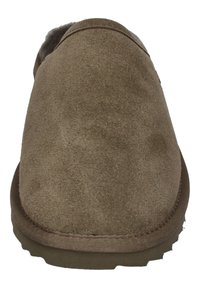 Bruine suède pantoffel met een ronde neus en een gestructureerd oppervlak, voorzien van een flexibele rubberen zool en minimale stiksels langs de rand.