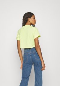 adidas Originals TEE - T-shirt con stampa - pulse yellow