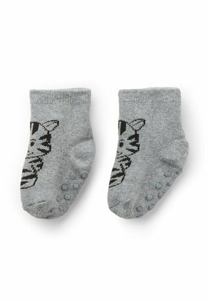 Ein Paar graue Babysocken mit einem schwarzen Katzenkopf-Design und Grip-Punkten auf den Sohlen, auf einem weißen Hintergrund flach ausgelegt.