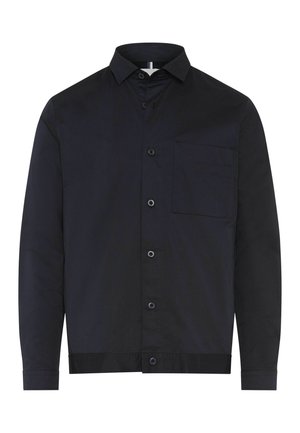 Schwarzes langärmeliges Hemd mit Knopfleiste, Kragen und einer einzelnen Brusttasche, dargestellt vor einem weißen Hintergrund.