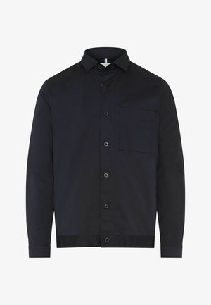 Zwart overhemd met lange mouwen, knopen en een kraag, met een enkele borstzak, afgebeeld tegen een witte achtergrond.