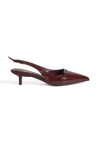 Burgunderfarbene patentierte Leder-Slingbacks mit spitzem Zeh, kleinem Absatz und metallischem Akzent an der Vorderseite. Glatte Textur, elegantes Design.