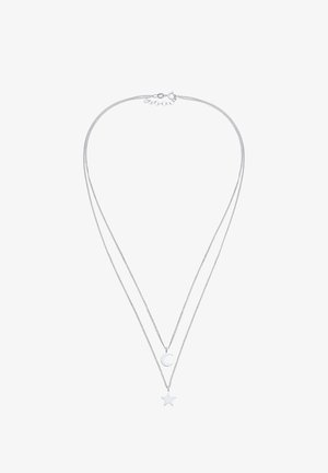 Collar en tono plateado con capas, que presenta dos cadenas con un colgante de luna creciente y una estrella, diseño elegante y acabado pulido.