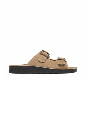 Sandalo aperto beige in camoscio con due cinturini regolabili con fibbie e suola piatta nera, progettato per il comfort casual.