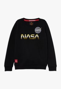 Czarna bluza z wyraźnym złotym logo „NASA” oraz okr�ągłym emblematem NASA. Wykonana z tkaniny o fakturze, z czerwonym wykończeniem przy szyi od środka.