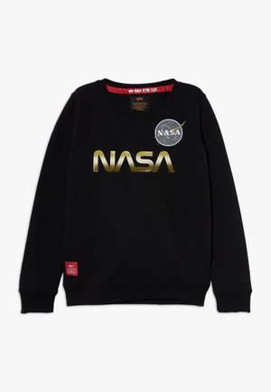 Czarna bluza z wyraźnym złotym logo „NASA” oraz okrągłym emblematem NASA. Wykonana z tkaniny o fakturze, z czerwonym wykończeniem przy szyi od środka.