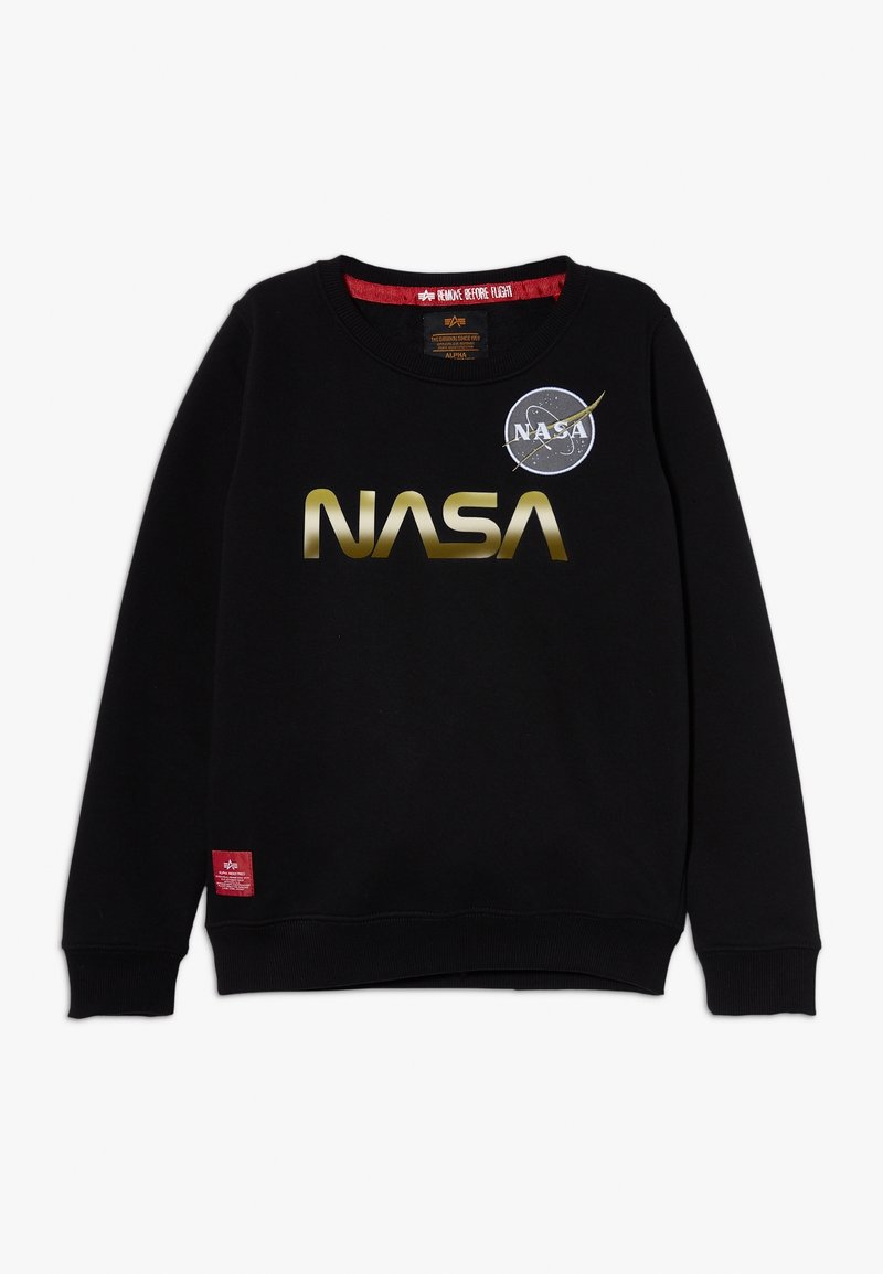Sudadera negra con un prominente logo dorado de "NASA" y un emblema circular de NASA. Cuenta con una tela texturizada y un cuello interior rojo.