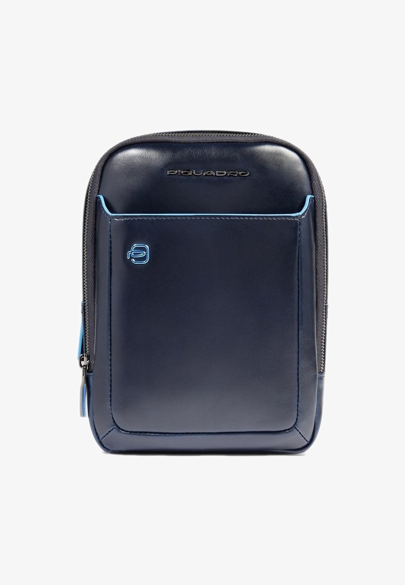 Bolso de cuero azul marino con una textura suave. Cuenta con un bolsillo frontal con acentos en azul claro, cierre con cremallera y un logo en la parte superior.