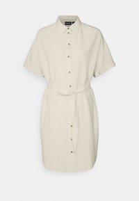 Abito camicia di lino beige con maniche corte, chiusura a bottoni frontale, colletto e cintura in vita. Presenta bottoni in tono oro e una linea dritta.