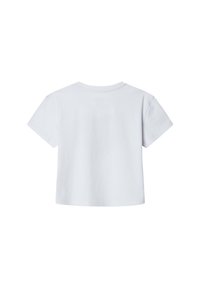 Balta medvilninė t-shirt marškiniai su apykakle ir trumparankoviais. Lygus tekstūros, paprastas dizainas, be papildomų raštų ar detalių.