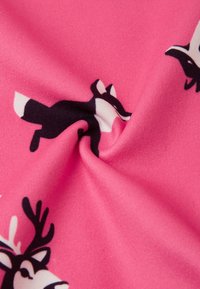 Tissu rose présentant un motif de renards noirs et blancs et de cerfs avec des bois, affiché dans une texture légèrement froissée.