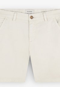 Pantaloni corti color beige chiaro con chiusura a bottone, tasche frontali e tessuto di cotone liscio. Taglio dritto con cuciture pulite e design minimal.