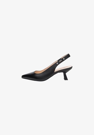 Scarpa slingback in pelle nera con punta appuntita, tacco geometrico basso e dettaglio cinturino con logo.