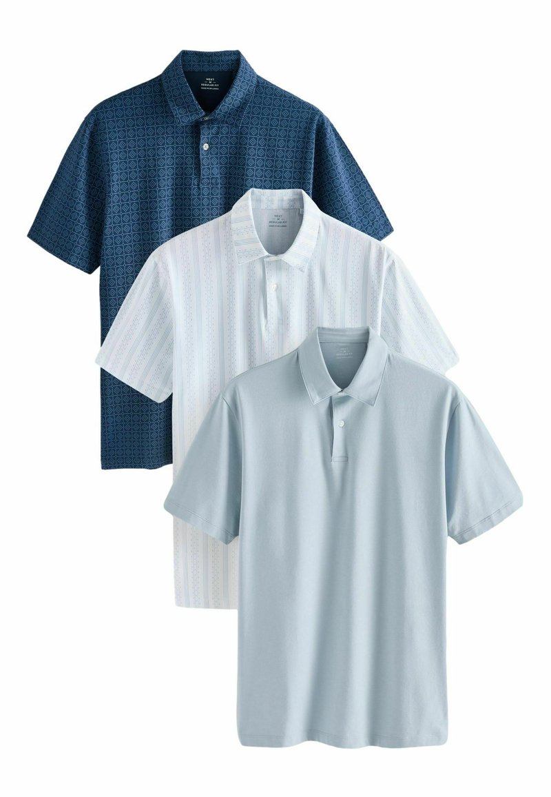Tres camisas tipo polo: azul oscuro con patrón geométrico, blanca con rayas verticales y azul claro lisa. Todas tienen cuello y mangas cortas.