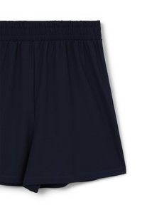 Pantaloni corti blu navy con elastico in vita, realizzati in tessuto leggero, caratterizzati da un design semplice con una superficie liscia e senza decorazioni.