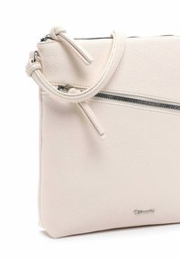 Borsa in pelle bianca texturizzata con tasca con zip, manico corto e hardware metallico. Presenta un logo del marchio discreto in basso a destra.