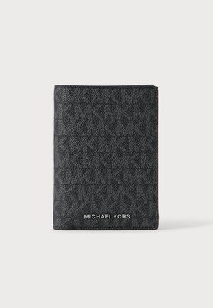 Portefeuille Michael Kors texturé noir avec un motif de logo répété et le nom de la marque argenté imprimé au centre devant.