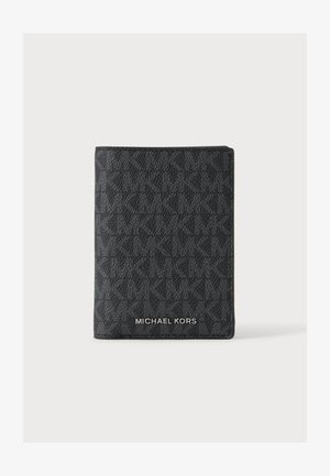 Sort tekstureret Michael Kors pung med gentagende logo mønster og sølv mærkenavn trykt foran i midten.
