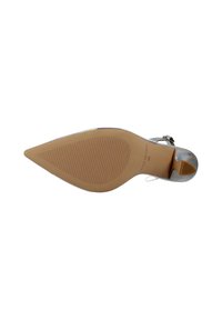Scarpa con tacco alto in argento, punta affusolata, cinturino alla caviglia e suola beige texturizzata. Caratterizzata da un materiale liscio e una finitura lucida.