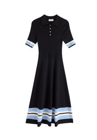 Musta neulemekko, jossa on polo-kaulus, lyhyet hihat sinivalkoisilla raidoilla, sekä liehuva hame, jossa on vaakasuoria raidallisia yksityiskohtia.