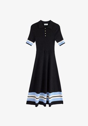 Abito nero in maglia con colletto polo, maniche corte con strisce blu e bianche, e gonna svasata con dettagli a righe orizzontali.