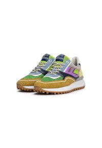 Sneaker colorati caratterizzati da una miscela di materiali verdi, blu e viola, superfici testurizzate e una suola in gomma beige con piccoli gommini.