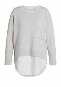 Helles graues Sweatshirt mit Rundhalsausschnitt, gerippten Bündchen und einer Fronttasche, über einem weißen Kragenhemd getragen. Weiche Textur und lockere Passform.