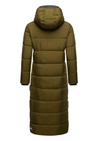 Cappotto imbottito verde oliva con cappuccio, lungo, con cuciture verticali, polsini elastici e dettagli del logo vicino all'orlo. Materiale liscio e leggero.