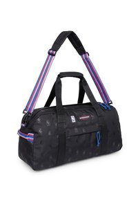 Czarna torba sportowa Eastpak z logo NBA, z podwójnymi uchwytami i regulowanym paskiem na ramię w czerwono-niebiesko-białe pasy.