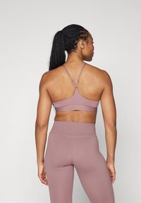 Nike Performance INDY BRA - Neliela atbalsta sporta krūšturis - smokey mauve