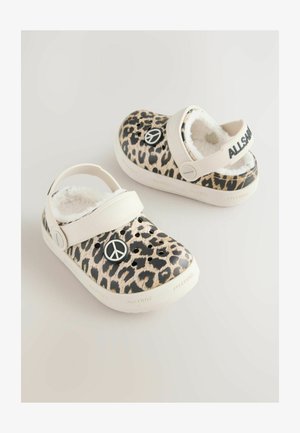Doplnky v leopardom vzore s bielym pásikom, mäkkou vnútornou podšívkou, akcentom v tvare symbolu pokoja a textúrovanou pevnou gumovou podrážkou s perforáciami.