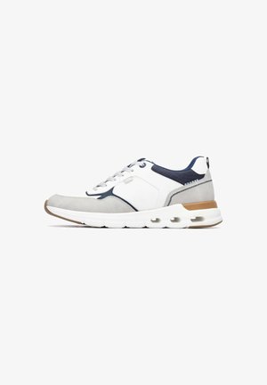 Zapatillas deportivas con parte superior de tela en blanco, gris y azul marino, detalles texturizados, cuello acolchado y suela acolchada blanca con ventilaciones de aire.