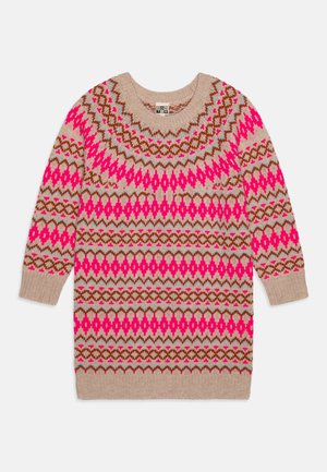 Strikket kjole i beige med lys rosa og brune geometriske mønstre. Den har rund hals og lange ermer.