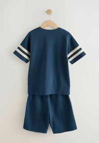 Granatowa koszula krótki rękaw i szorty w zestawie, z białymi poziomymi paskami na rękawach. Gładka faktura, casualowy design.
