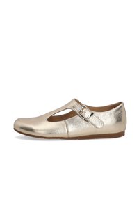 Gouden metallic balletschoenen met een uitsnijd ontwerp en enkelbandje. De schoen heeft een ronde neus en een platte zool. Op een witte achtergrond.