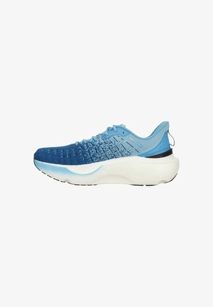 Blauwe sportieve schoen met een verloopontwerp, ademend bovenwerk van mesh, gevoerde kraag en een gestructureerde zool. Heeft een witte tussenzool en zwarte accenten.